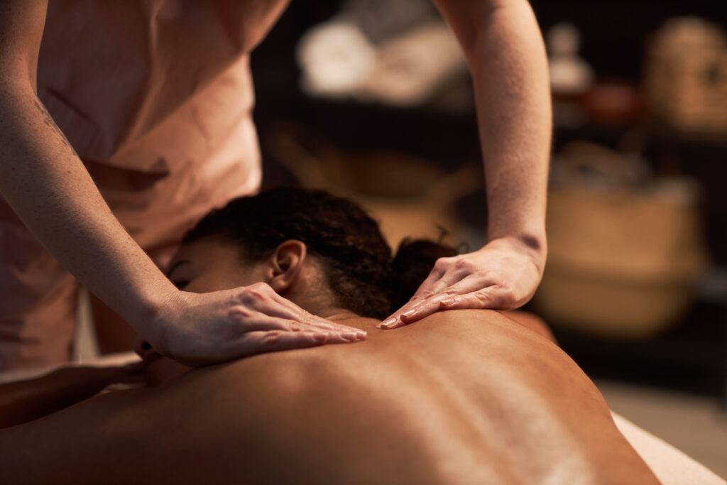 massaging-back-with-natural-oils